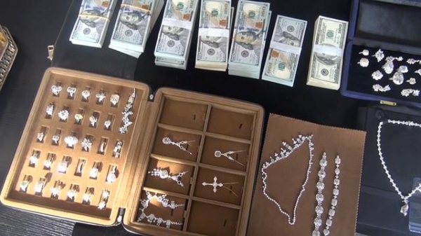 上海海关专项行动 快递走私钻石超4000万-1.jpg