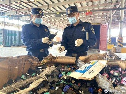 “芯”都黑了 厦门海关查获2万余个废旧墨盒-1.jpg