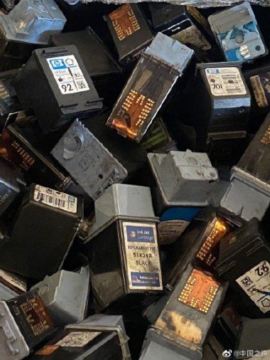 “芯”都黑了 厦门海关查获2万余个废旧墨盒-2.jpg