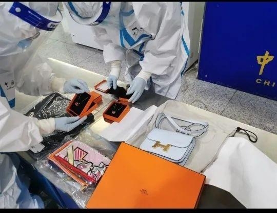 济南机场海关连续查获多起“水客”走私案：涉爱马仕包，百达翡丽、劳力士手表等-3.jpg