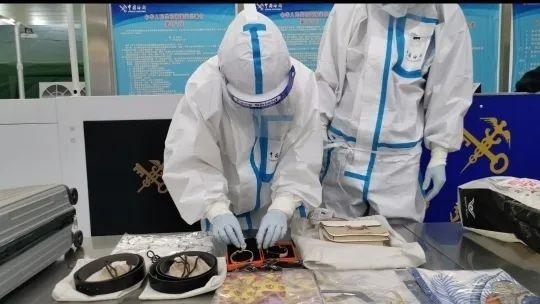 济南机场海关连续查获多起“水客”走私案：涉爱马仕包，百达翡丽、劳力士手表等-4.jpg