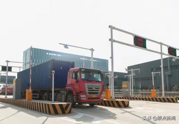 西安航空基地综合保税区首批平行进口汽车顺利入区-1.jpg