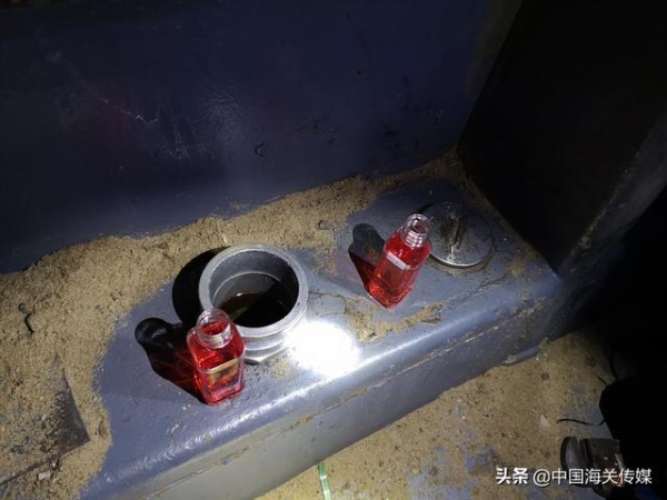 砂船暗格藏366吨走私红油被查获-1.jpg