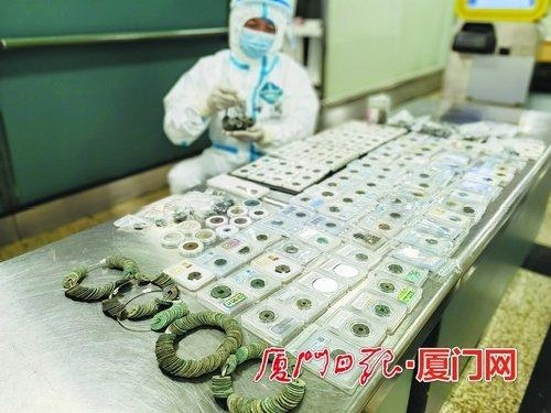 厦门：行李箱藏1431枚古钱币 过海关时被查扣-1.jpg