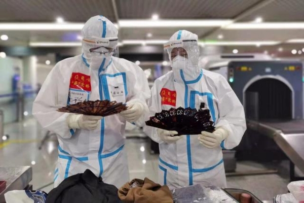 成都海关提醒：这样的扇子解不了暑-1.jpg