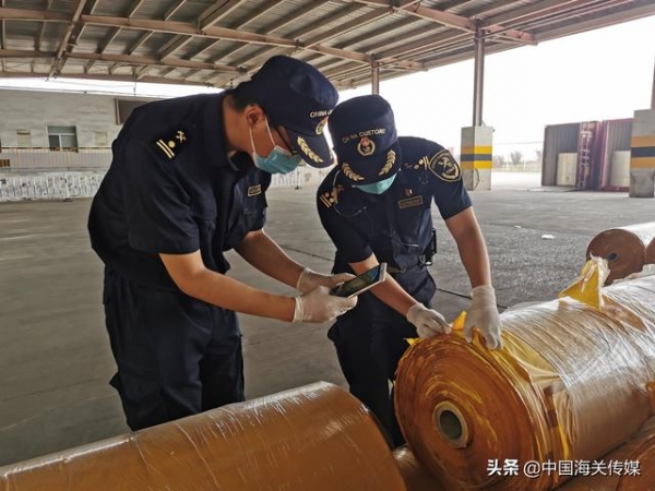 天津海关查获走私硅油纸残次品19.97吨-2.jpg