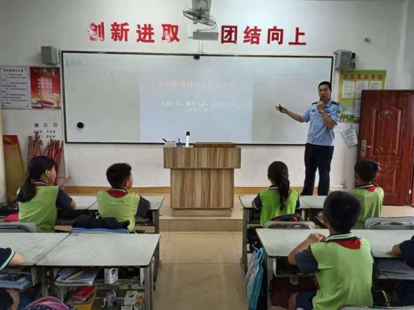 边检民警送法进校 活跃课堂入脑入心——广西钦州保税港区出入境边防检查站积极搭建乡村校园法制课堂-3.jpg