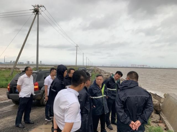 保税区筑牢防线 全力应对强降雨-2.jpg