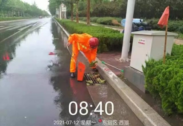 保税区筑牢防线 全力应对强降雨-6.jpg