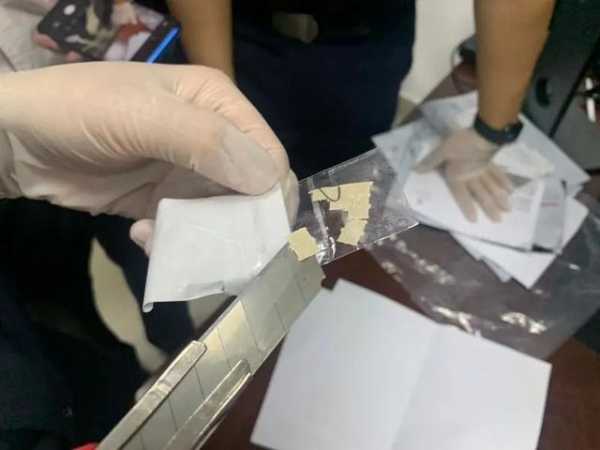 “商业文件”? 深圳邮局海关发现里面藏着新型毒品-1.jpg