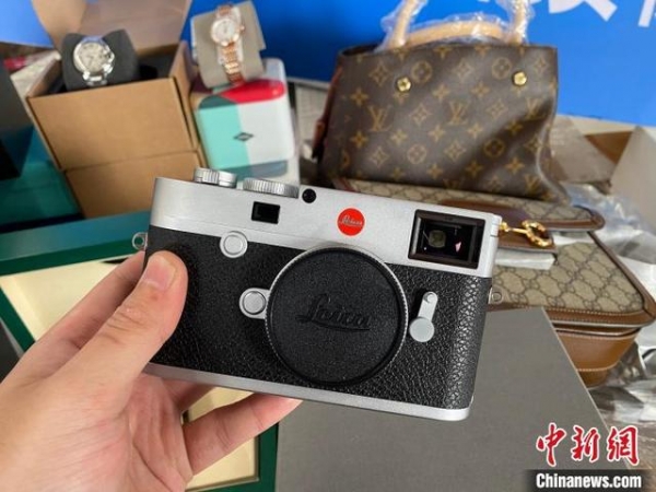 1000万元名牌手表皮包服饰藏匿货车被海关查获-3.jpg