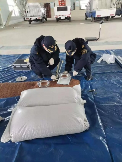 哈萨克斯坦进口亚麻籽专列顺利运抵兰州新区-2.jpg