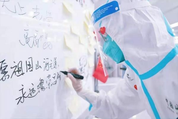 坚守三百多天，筑牢疫情防线！浦东机场海关旅检处获模范集体荣誉-2.jpg