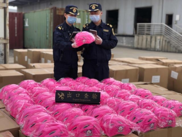 七百余个喜羊羊、灰太狼头盔出口，因侵权被上海海关扣了-1.jpg