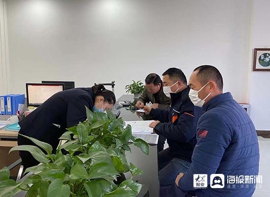 淄博保税物流园区便民服务“暖意”送达，退役军人公交卡全程“帮办”-2.jpg