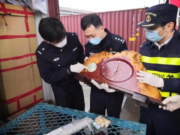 上海海关对一批违规进口象牙画轴、黄檀木摆件开展立案调查-2.jpg