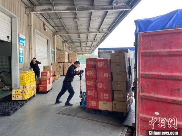 义乌保税物流中心：发运跨境包裹呈“井喷式”增长-2.jpg