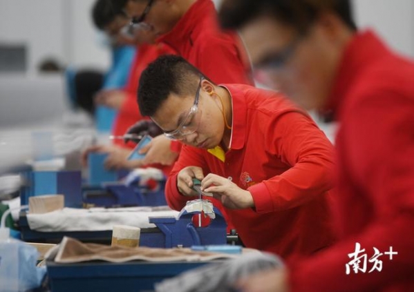 国产手机全球疯抢，广东加工贸易满血复活的秘诀是？|经济粤评-6.jpg