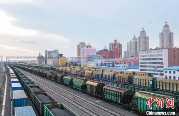 中国最大陆路口岸今年前11月进出口贸易值超241亿元-1.jpg