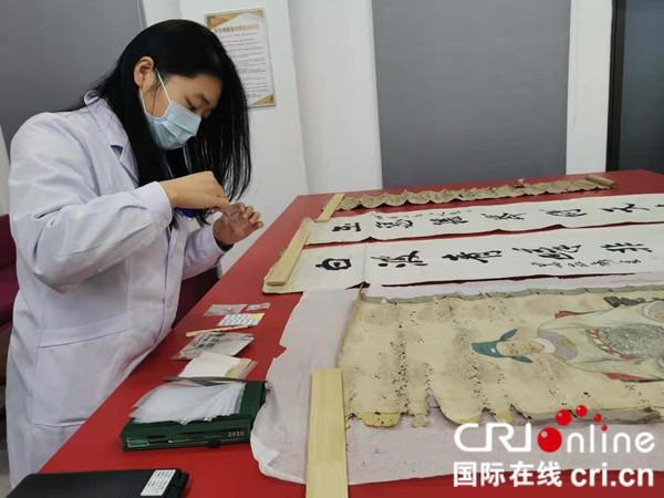 「瓣瓣同心·携手共进」保税区里为文物“疗伤”“95后”修复师助力传统文化走出国门-3.jpg