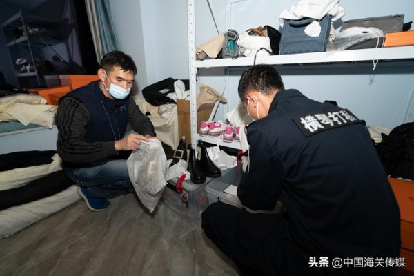 团伙走私，包括百达翡丽手表、爱马仕手袋等2000余件-3.jpg
