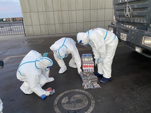 乌拉特海关查获走私香烟-1.jpg