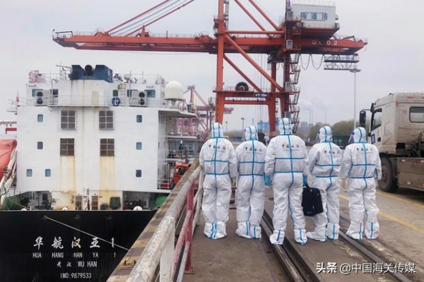 武汉阳逻港：2021年首艘直航入境的集装箱货轮顺利通关-1.jpg