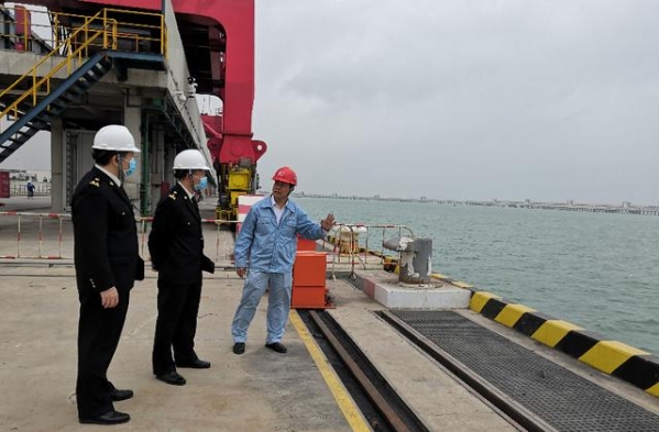 湛江海关助力，国内最大合资炼化项目自建液体保税仓库顺利运行-1.jpg
