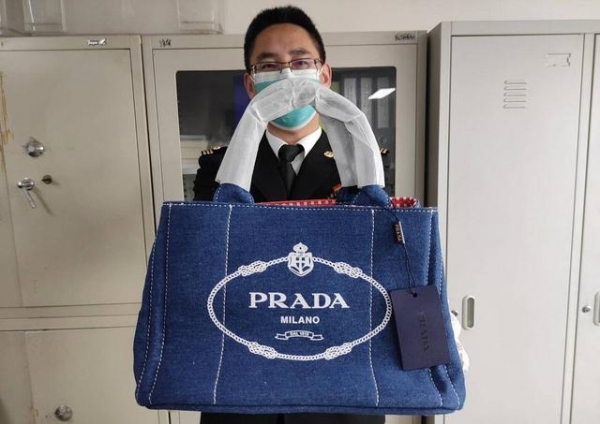又是假名牌儿！大连邮局海关查获侵权物品172件-2.jpg