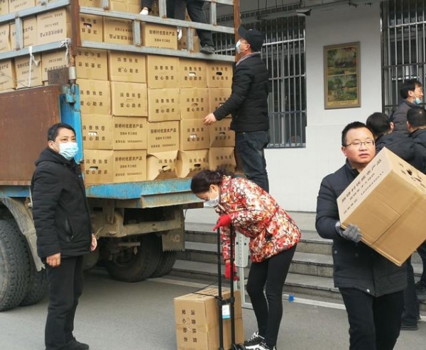 「新闻晚餐」72.3亿元！外贸进出口逆势双增长//100瓶侵权白酒全部扣押-3.jpg