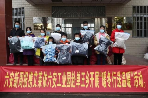 「新闻晚餐」72.3亿元！外贸进出口逆势双增长//100瓶侵权白酒全部扣押-7.jpg