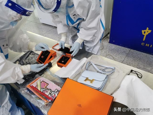 三名进境旅客神色、行为异常，海关一查还真有“问题”-2.jpg