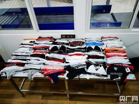 大连邮局海关查获270件侵权衣物-1.jpg