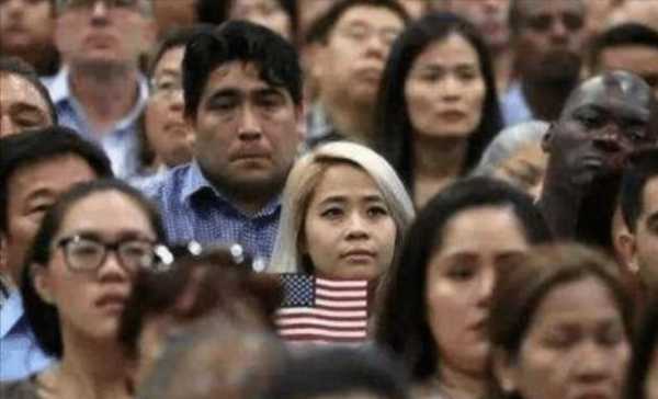 大批美籍华人掀“回国潮”，被海关拒之门外后，机场满地打滚哭闹-1.jpg