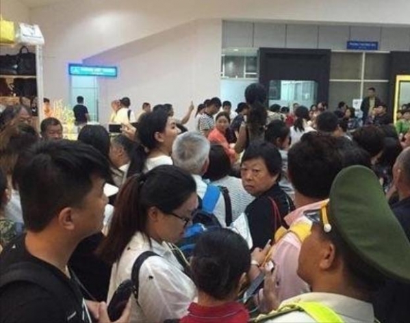 不给小费就扣护照？越南海关无理行为遭谴责，中国大使馆发声了-7.jpg