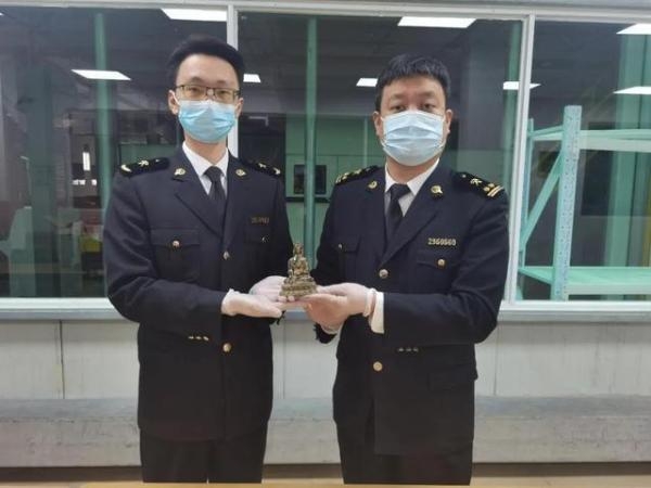 报关几百块的东西，打开一开惊了！杭州海关查获清代龙袍一件-2.jpg