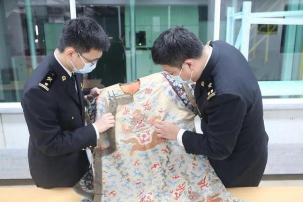 报关几百块的东西，打开一看惊了！杭州海关查获清代龙袍一件！-4.jpg
