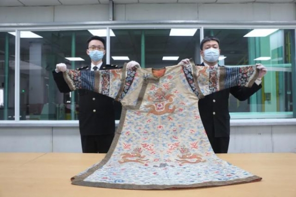 杭州机场海关查获1件价值15万清代龙袍 申报填写为“棉质刺绣女装上衣”-3.jpg