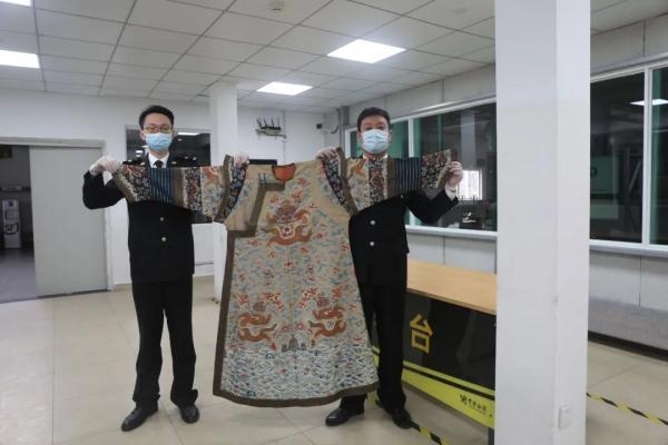杭州海关查获15万清代龙袍，申报填写为“棉质刺绣女装上衣”-1.jpg