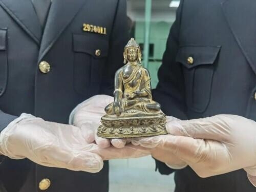 杭州海关查获15万清代龙袍，申报填写为“棉质刺绣女装上衣”-5.jpg