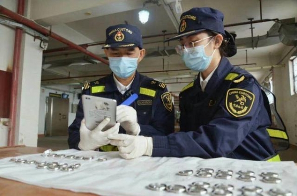 海关练就火眼金睛，一次性查获50块顶级手表-1.jpg