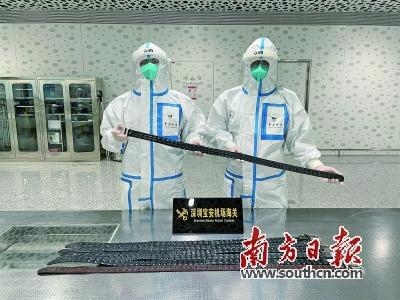 深圳宝安机场海关查获入境旅客携带鳄鱼皮皮带7条-1.jpg