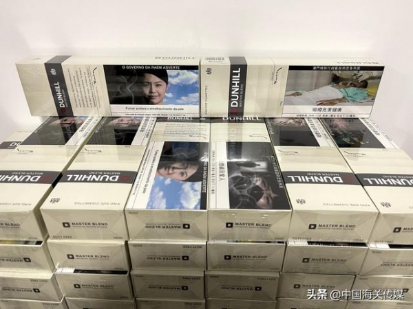 上海浦东机场海关严查澳门航线“水客”走私-1.jpg