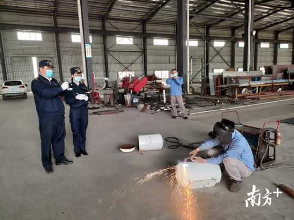 筑牢安全防线，湛江海关监督销毁一批无证压力容器-1.jpg