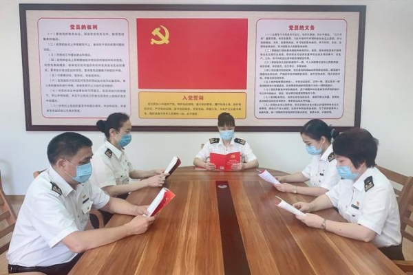 瞧，湛江这些海关关员：巾帼无畏显担当 凝心聚力绽芳华-2.jpg