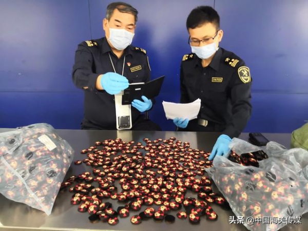 聚焦315！广州海关查获1.2万枚涉嫌侵权“米奇”鞋扣-1.jpg