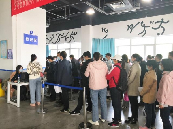 织牢疫苗接种防护网 社区办为居民提供“全程式服务”-4.jpg