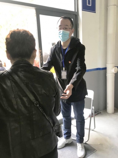 积极履职担当 新区商促局干部下沉保税区接种一线-5.jpg