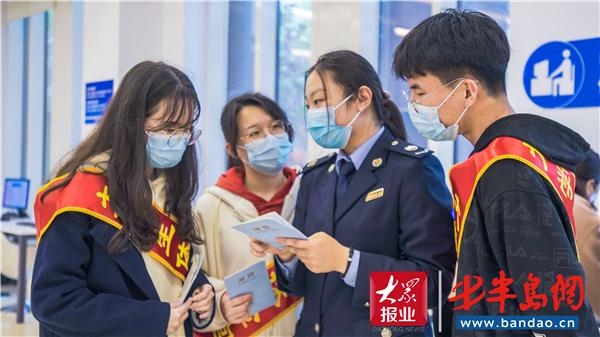 青岛保税港区税务局：办税服务厅来了大学生体验官-1.jpg
