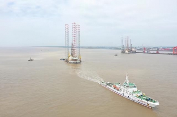 “巨无霸”钻井平台顺利出口 上海海关绿色通道保障-1.jpg
